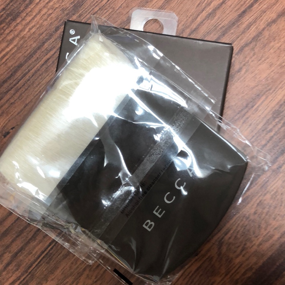NIB Becca The One Perfecting Brush